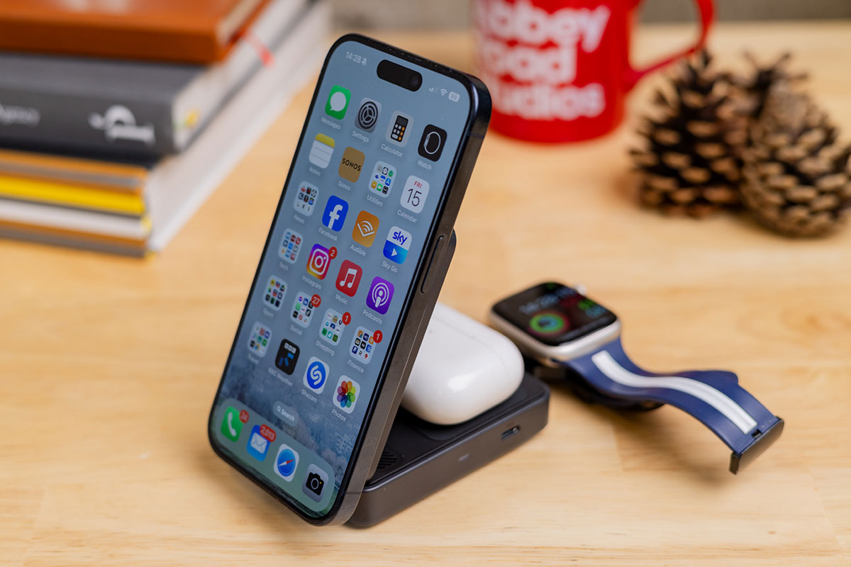 Anker MagGo Wireless Charging Station (Foldable 3-in-1) &ndash; Best compact 3-in-1 Apple Watch charging stand