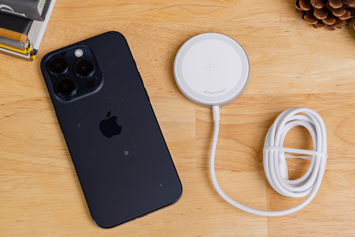 Anker Zolo Wireless Charger (Magnetic, Pad) &ndash; Best budget simple MagSafe charger