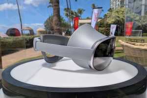 Samsung’s Vision Pro killer is half the price and half a pound lighter