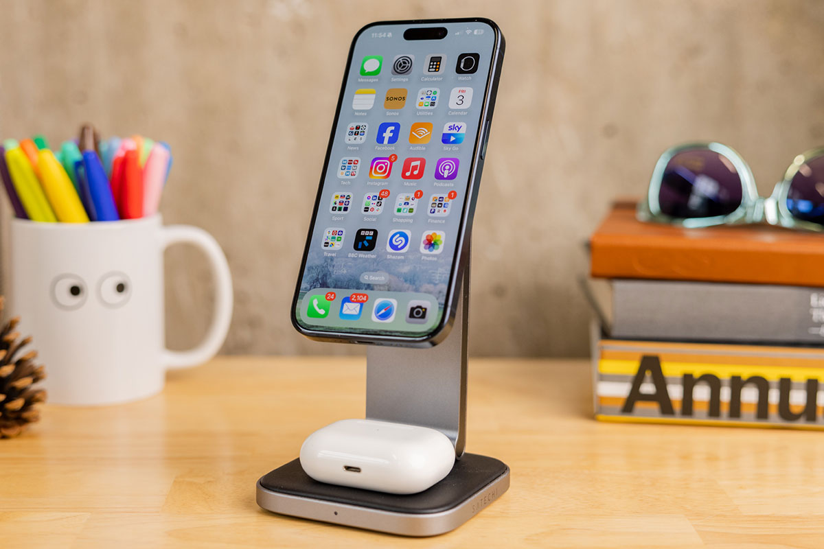 Satechi 2-in-1 Foldable Qi2 Wireless Charging Stand &ndash; Best-looking 2-in-1 magnetic charger
