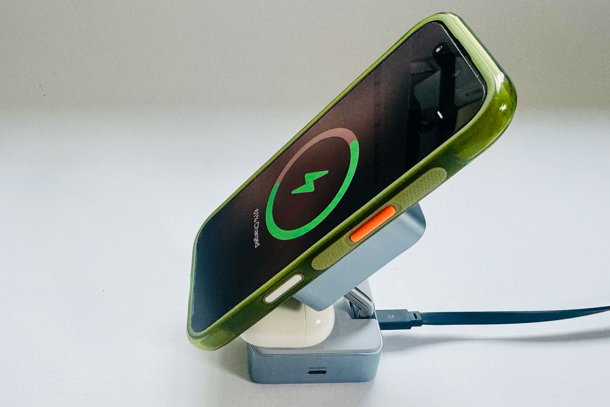 Ugreen 2-in-1 MagFlow Qi2 25W Charger Stand &ndash; Fast and dinky 2-in-1 portable charging stand